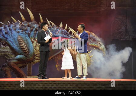 Peking, China. 1. Juli 2014. Wie trainieren Sie Ihren Drachen Live Show in Peking auf Dienstag, 1. Juli 2014 genießen Schauspieler Huang Lei und seine Tochter Duo Duo. Bildnachweis: TopPhoto/Alamy Live-Nachrichten Stockfoto