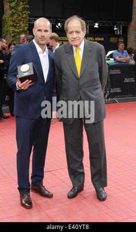 München, Germanny. 1. Juli 2014. Deutscher Regisseur, Lennart Ruff und Oscar-Gewinner Arthur Cohn ankommen für die Gala "Arthur Cohn - Der Mann Mit Den Träumen" (lit.) Der Mann mit den Träumen) beim Münchner Film Festival 2014 in München, Germanny, 1. Juli 2014. Ruf wurde mit dem goldenen Schüler Oscar in Los Angeles verliehen. Foto: URSULA Düren/Dpa/Alamy Live News Stockfoto