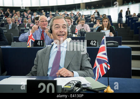 Nigel Farage, britischer Abgeordneter des Europäischen Parlaments und Führer der UK Independence Party (UKIP), besucht am zweiten Tag der Plenarsitzung Hauptquartier der Europäischen Parlaments in Straßburg auf 02.07.2014 © Dpa picture-Alliance/Alamy Live News Stockfoto