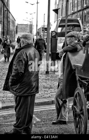 Zwei Taxifahrer mit Pferd gezogenen Kutsche für touristische Vermietung, Dublin, Irland Stockfoto