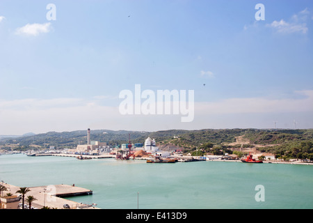 Mahon Hafen und auch Kraftwerk, Mahon, Menorca Stockfoto