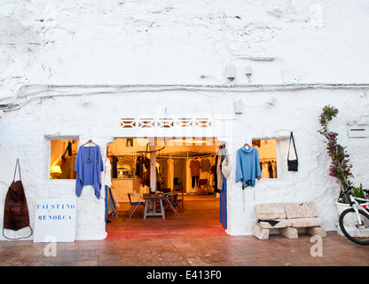 Geschäft in Cales Fonts, Es Castell, Mahon, Menorca Stockfoto