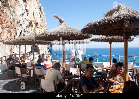 Cafe-Bar in der Cova d ' en Xoroi Höhle Komplex, Cala ' n Porter, Menorca, Spanien Stockfoto