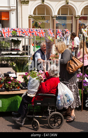 UK England, Bury St Edmunds, Suffolk deaktiviert Kunden an Open-Air-Marktstand, Verkauf von Pflanzen Stockfoto