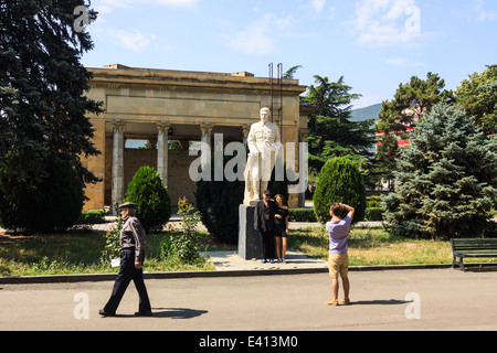 Touristen, die ihre Aufnahme durch die Statue und Geburtshaus Joseph Stalin in Gori, Georgien Stockfoto