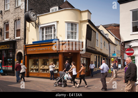 UK England, Suffolk, Bury St Edmunds, Abbeygate Street-Juwelier in historischen Holz gerahmt Gebäude Stockfoto