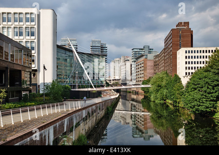 Manchester, UK. Die Lowry Hotel und Trinity-Brücke über den Fluss Irwell zwischen Salford und Manchester Stockfoto