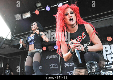 San Antonio, USA. 24. Mai 2014. Carla Harvey (L) und Heidi Shepherd mit Butcher Babies führen in River City Rockfest in der Mitte des AT&T am 24. Mai 2014 in San Antonio, Texas. (Kredit-Bild: © Manuel Nauta/NurPhoto/ZUMA Draht) Stockfoto