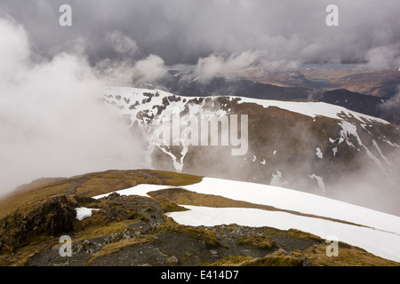 Mit Blick auf Meall Corranaich Munro auf der Seite Ben Lawers oben Loch Tay in den schottischen Highlands, UK. Stockfoto