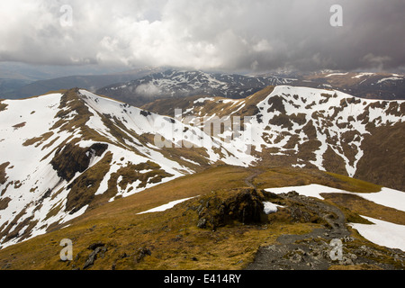 Blick in Richtung Beinn Ghlas, Meall Corranaich und Meall Nan Tarmachan, Munro auf der Seite Ben Lawers oben Loch Tay Stockfoto