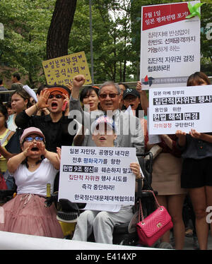 Seoul, Korea, Südkorea. 2. Juli 2014. Menschen schreien Parolen während einer Protestaktion gegen Japans Kabinettsbeschluss zur Aufhebung des Verbots auf kollektiven Selbstverteidigung rechts vor der japanischen Botschaft in Korea in Seoul, Korea, 2. Juli 2014. Bildnachweis: Yao Qilin/Xinhua/Alamy Live-Nachrichten Stockfoto
