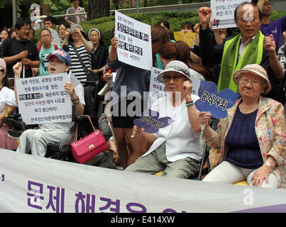Seoul, Korea, Südkorea. 2. Juli 2014. Menschen schreien Parolen während einer Protestaktion gegen Japans Kabinettsbeschluss zur Aufhebung des Verbots auf kollektiven Selbstverteidigung rechts vor der japanischen Botschaft in Korea in Seoul, Korea, 2. Juli 2014. Bildnachweis: Yao Qilin/Xinhua/Alamy Live-Nachrichten Stockfoto