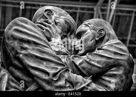 Der Ort der Begegnung, Bronze Skulptur, St Pancras International Station, London, UK Stockfoto