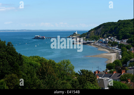 Murmelt Dorf mit Mole und Leuchtturm im Hintergrund. Der blaue Himmel spiegeln sich im Meer bei Flut. Boote vor Anker liegen. Malerisch schön. Stockfoto