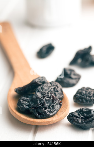 Entsteinte Pflaumen auf weißen Tisch Stockfoto