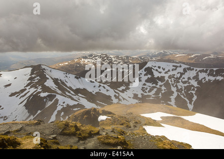 Blick in Richtung Beinn Ghlas, Meall Corranaich und Meall Nan Tarmachana, Munro auf der Seite Ben Lawers oben Loch Tay Stockfoto