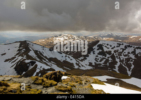 Blick in Richtung Beinn Ghlas, Meall Corranaich und Meall Nan Tarmachana, Munro auf der Seite Ben Lawers oben Loch Tay Stockfoto