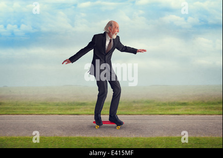 energetische senior woman genießen Reiten eine Skateboard skateboarding Stockfoto