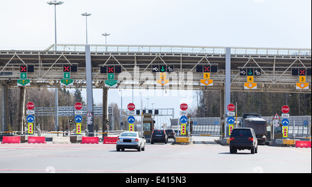 Zeigen Sie Bezahlung der Reise auf Mautstraße mit Reiten Fahrzeuge Stockfoto