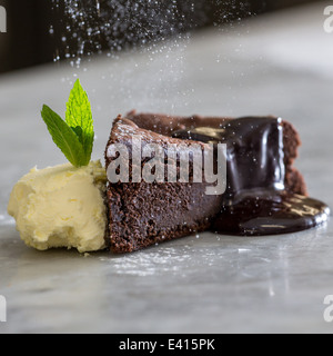 Schokolade und rote Beete Kuchen mit Clotted Cream und Minze garnieren mit Puderzucker Zucker bestäubt werden Stockfoto