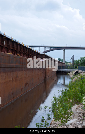 Lastkähne auf Mississippi River und Smith Avenue Bridge in Saint Paul Minnesota Stockfoto