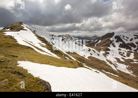 Blick auf Beinn Ghlas, Meall Corranaich und Meall Nan Tarmachana,'s Munro aus Ben Lawers oben Loch Tay Stockfoto