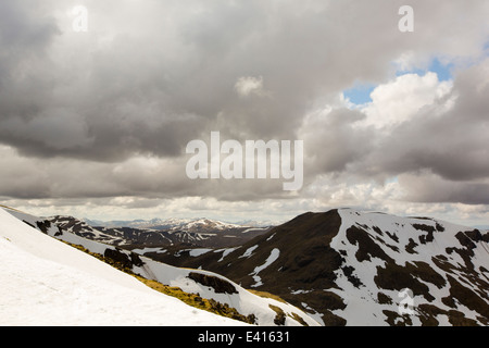 Mit Blick auf Beinn Ghlas und Meall Corranaich Munro aus Ben Lawers oben Loch Tay in den schottischen Highlands, UK. Stockfoto