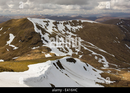 Mit Blick auf Beinn Ghlas und Meall Corranaich Munro aus Ben Lawers oben Loch Tay in den schottischen Highlands, UK. Stockfoto