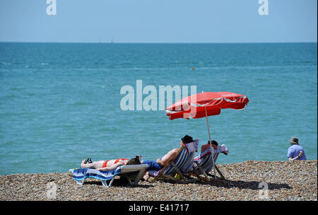 Brighton, Sussex, UK. 2. Juli 2014. Leute, Sonnenbaden am Brighton beach heute erwartungsgemäß Temperaturen wurden auf 26 Grad Celsius im Süd Osten Kredit steigen: Simon Dack/Alamy Live News Stockfoto