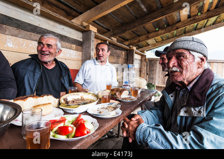 Georgische Männer feiern eine Supra (traditionelles fest) in Mestia Swanetien, Georgia Stockfoto