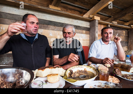 Georgische Männer Toasten mit Wein und feiern eine Supra (traditionelles fest) in Mestia Swanetien, Georgia Stockfoto