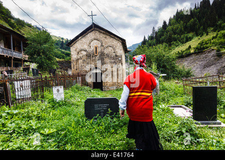 Kapelle und Friedhof auf der Straße von Mestia nach Ushguli in Familienbesitz. Swanetien, Georgia Stockfoto