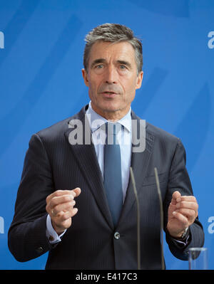 Berlin, Deutschland. 2. Juli 2014. NATO-Generalsekretär Anders Fogh Rasmussen spricht während einer Pressekonferenz im Bundeskanzleramt in Berlin, Deutschland, 2. Juli 2014. Eine vorherigen Sitzung konzentrierte sich auf die Krise in der Ukraine. Foto: SOEREN STACHE/Dpa/Alamy Live News Stockfoto