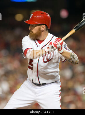 Washington DC, USA. 1. Juli 2014. Washington Nationals erster Basisspieler Adam LaRoche (25) im sechsten Inning gegen die Colorado Rockies am Nationals Park in Washington, DC auf Dienstag, 1. Juli 2014 Fledermäuse. Während der Kooperationsmodus, LaRoche durchgestrichene schwingen. Die Staatsangehörigen gewann das Spiel 7: 1. Bildnachweis: Dpa picture Alliance/Alamy Live News Stockfoto