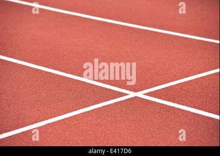 Übung zur Laufstrecke und Allwetter Leichtathletik-Oberfläche im freien Feld Stockfoto