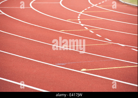 Übung zur Laufstrecke und Allwetter Leichtathletik-Oberfläche im freien Feld Stockfoto