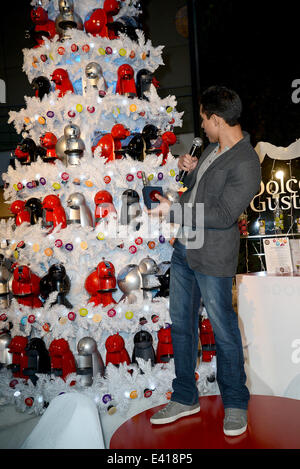 Mario Lopez kommt Nescafe Dolce Gusto um host einen Pop-up-Urlaub und Baum-Zeremonie Featuring: Mario Lopez Where: Los Angeles, California, Vereinigte Staaten von Amerika bei: 13. Dezember 2013 Stockfoto