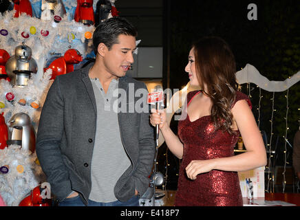 Mario Lopez kommt Nescafe Dolce Gusto um host einen Pop-up-Urlaub und Baum-Zeremonie Featuring: Mario Lopez und Danielle Robay Where: Los Angeles, California, Vereinigte Staaten von Amerika bei: 13. Dezember 2013 Stockfoto