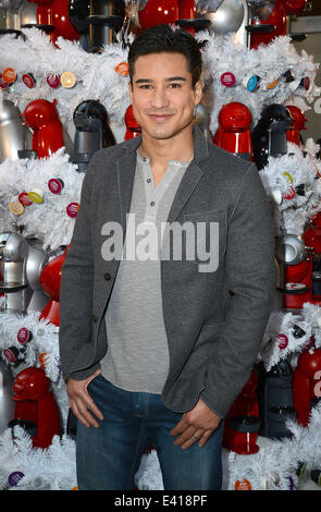 Mario Lopez kommt Nescafe Dolce Gusto um host einen Pop-up-Urlaub und Baum-Zeremonie Featuring: Mario Lopez Where: Los Angeles, California, Vereinigte Staaten von Amerika bei: 13. Dezember 2013 Stockfoto