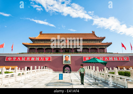 Ein chinesischer Soldat steht außerhalb der verbotenen Stadt in Peking, China. Stockfoto