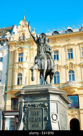 Ban Jelacic-Denkmal am zentralen Platz von Zagreb. Das älteste noch stehende Gebäude hier wurde im Jahre 1827 erbaut. Stockfoto