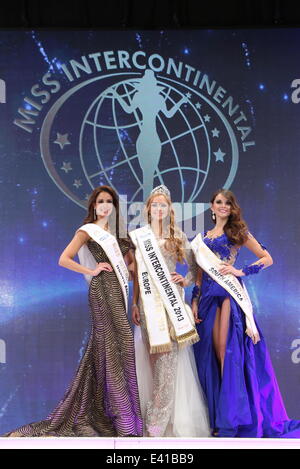 Schönheitswettbewerb Miss Intercontinental 2013 statt in Magdeburg. Gewinner ist Miss Russland Ekaterina Plekhova. Die Tiara beläuft sich auf 267 000 Euro.  Mitwirkende: Ekaterina Plekhova, Aleyda Ortiz, Margarita Peralta wo: Magdeburg, Deutschland bei: 14. Dezember 2013 Stockfoto