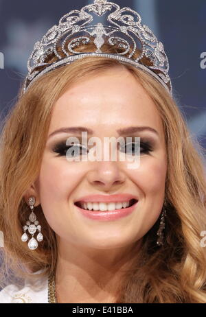 Schönheitswettbewerb Miss Intercontinental 2013 statt in Magdeburg. Gewinner ist Miss Russland Ekaterina Plekhova. Die Tiara beläuft sich auf 267 000 Euro.  Mitwirkende: Ekaterina Plekhova wo: Magdeburg, Deutschland bei: 14. Dezember 2013 Stockfoto