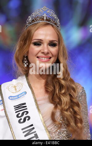 Schönheitswettbewerb Miss Intercontinental 2013 statt in Magdeburg. Gewinner ist Miss Russland Ekaterina Plekhova. Die Tiara beläuft sich auf 267 000 Euro.  Mitwirkende: Ekaterina Plekhova wo: Magdeburg, Deutschland bei: 14. Dezember 2013 Stockfoto