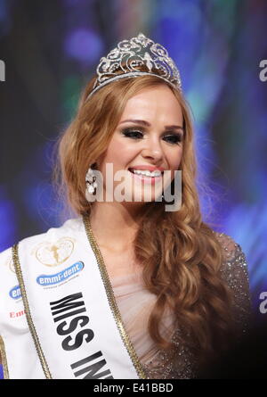 Schönheitswettbewerb Miss Intercontinental 2013 statt in Magdeburg. Gewinner ist Miss Russland Ekaterina Plekhova. Die Tiara beläuft sich auf 267 000 Euro.  Mitwirkende: Ekaterina Plekhova wo: Magdeburg, Deutschland bei: 14. Dezember 2013 Stockfoto