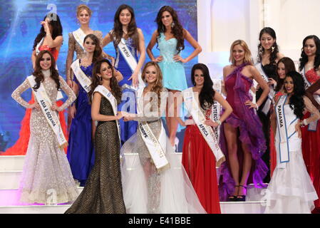 Schönheitswettbewerb Miss Intercontinental 2013 statt in Magdeburg. Gewinner ist Miss Russland Ekaterina Plekhova. Die Tiara beläuft sich auf 267 000 Euro.  Mitwirkende: Ekaterina Plekhova, Aleyda Ortiz, Margarita Peralta wo: Magdeburg, Deutschland bei: 14. Dezember 2013 Stockfoto