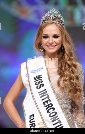 Schönheitswettbewerb Miss Intercontinental 2013 statt in Magdeburg. Gewinner ist Miss Russland Ekaterina Plekhova. Die Tiara beläuft sich auf 267 000 Euro.  Mitwirkende: Ekaterina Plekhova wo: Magdeburg, Deutschland bei: 14. Dezember 2013 Stockfoto