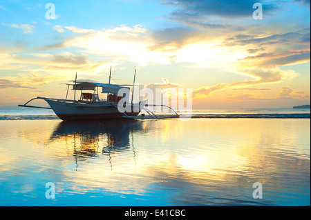 Tropische Landschaft mit traditionellen Booten der Philippinen bei Sonnenuntergang Stockfoto