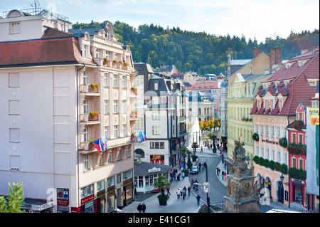 Menschen zu Fuß auf der alten Straße von Karlovy Vary. Stockfoto