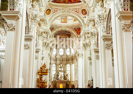 Altar im St. Stephansdom in Passau, Deutschland Stockfoto